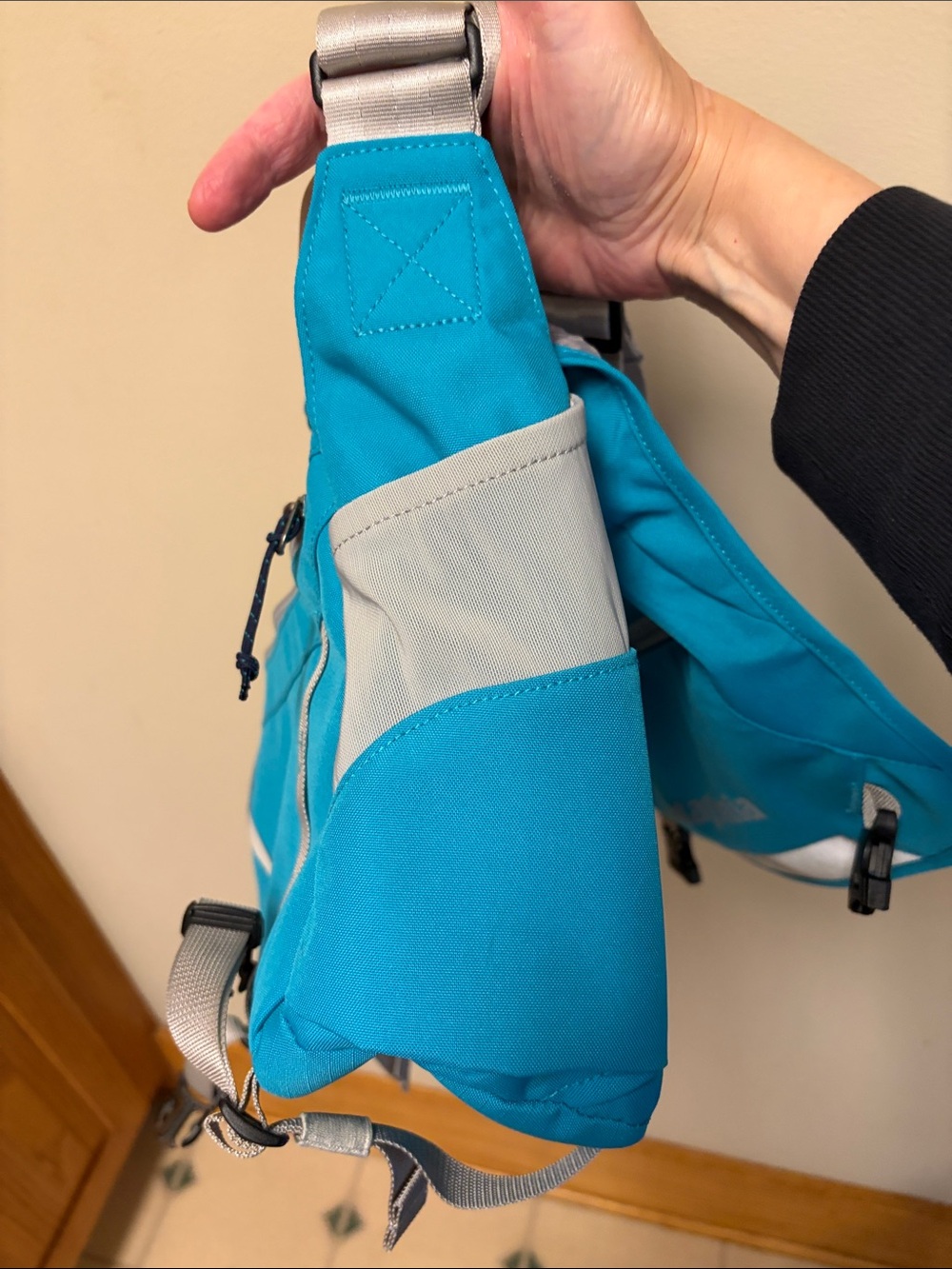 Patagonia Bright Turquoise 12l Mini Mass Messenger Bag with Light Gray Straps - Picture 9 of 10